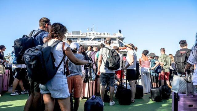 Έξοδος εκδρομέων Αυγούστου: Πάνω από 65.000 αναμένεται να αναχωρήσουν το Σαββατοκύριακο από το λιμάνι του Πειραιά - Γεμάτα τα πλοία