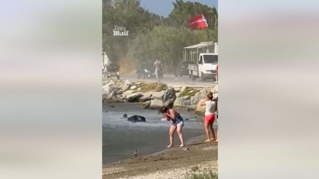 Σκιάθος: Τουρίστες και βαλίτσες παρασύρονται από τις τουρμπίνες αεροπλάνου (Βίντεο)