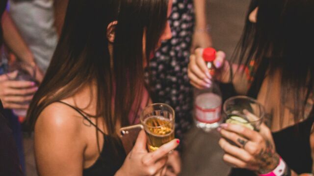Νεανικό καλοκαίρι βουτηγμένο στο αλκοόλ: Δεκάδες ανήλικοι σε νοσοκομεία μετά από μέθη - Σοκάρουν τα στοιχεία