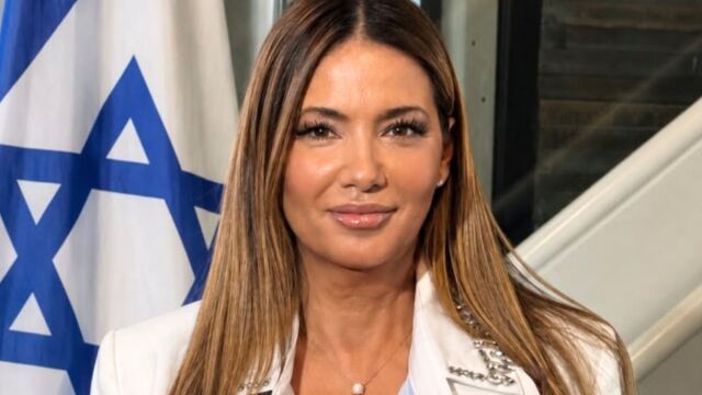 Πνινάτ Γιανάι: Οι οικογενειακές διακοπές της πρέσβη του Ισραήλ στη Μύκονο: Μερικές φορές, η διπλωματία ξεκινά με το σπάσιμο πιάτων σε ελληνική ταβέρνα (Βίντεο)