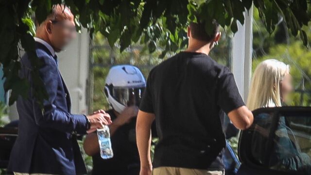 Γιώργος Μαζωνάκης: Το δραματικό τηλεφώνημα του γιατρού στο ΕΚΑΒ - Έχω άνδρα λιπόθυμο, πιθανόν χωρίς ζωτικά σημεία, κάνω ΚΑΡΠΑ (Βίντεο)