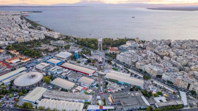 Δύο υπουργοί, δύο διαφορετικοί λογαριασμοί στη ΔΕΘ: Ο ένας δεν πήρε ούτε ημερήσια αποζημίωση, η άλλη χρέωσε στο υπουργείο και την ενοικίαση γκαράζ