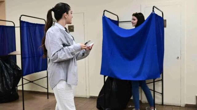 Δημοσκοπήσεις Marc & MRB: Σταθερό προβάδισμα για ΝΔ, εδραιώνεται στη δεύτερη θέση η ΕΛΑΣ - Πώς αξιολογούν οι πολίτες τις εξαγγελίες στη ΔΕΘ (Πίνακες & Βίντεο)