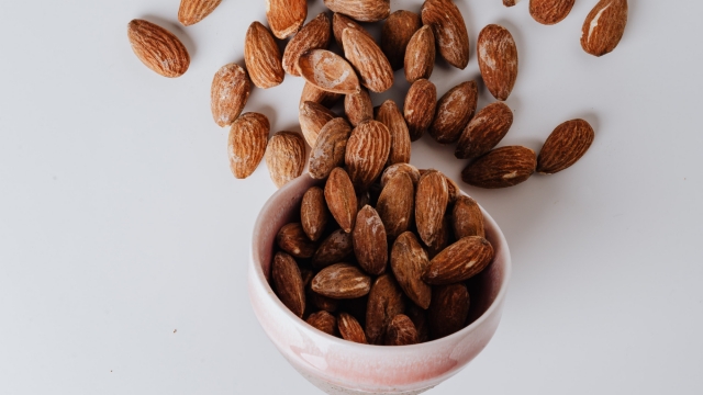 Πόσα αμύγδαλα θεωρούνται πολλά; Ο ιδανικός αριθμός που μπορείς να καταναλώσεις μέσα στην ημέρα