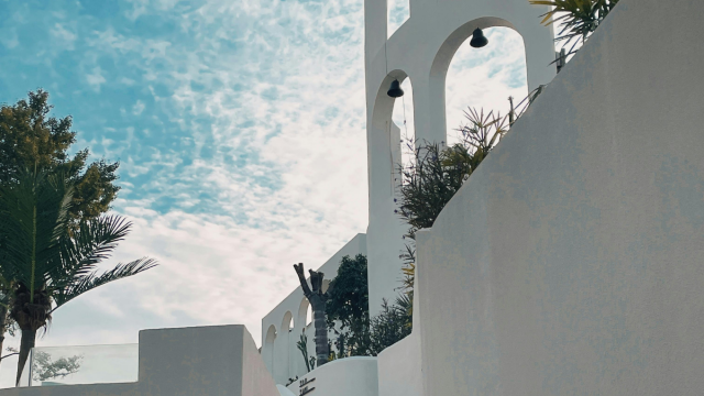 Θυμίζει Σαντορίνη αλλά δεν είναι στην Ελλάδα - Πού βρίσκεται η μαγική παραθαλάσσια πόλη