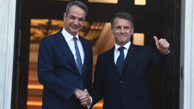 Στο Μέγαρο Μαξίμου Κυριάκος Μητσοτάκης & Εμανουέλ Μακρόν: Θα υπογράψουν στρατηγικές συμφωνίες σε άμυνα, ασφάλεια και οικονομία - Live όλες οι εξελίξεις (Εικόνες & Βίντεο)