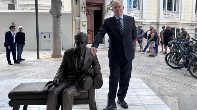 Κωνσταντίνος Τασούλας: Η ιδιαίτερη σχέση με τον Καβάφη και η ξεχωριστή φωτογραφία στη Διονυσίου Αρεοπαγίτου