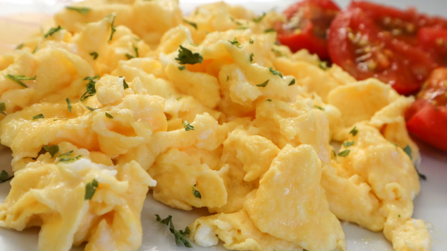 Ξεχάστε το γάλα: Το υλικό που κάνει τα scrambled eggs πιο αφ