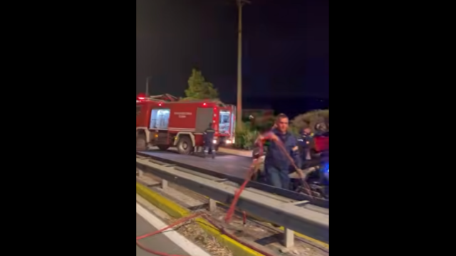 Ραφήνα: Φωτιά τη νύχτα στη λεωφόρο Μαραθώνος - Υποψίες ότι ξεκίνησε από κολόνα του ΔΕΔΔΗΕ (Βίντεο)