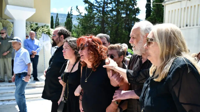 Κηδεία Σωτήρη Τσόγκα: Ράγισε καρδιές η Μαίρη Ραζή στο τελευταίο αντίο - Ποιοι έδωσαν το παρών (Εικόνες)