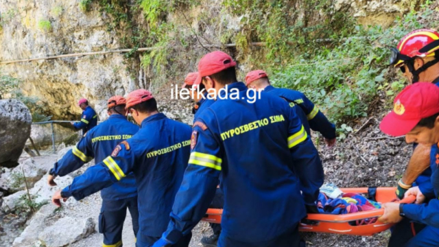 Λευκάδα: Μάχη για τη ζωή της δίνει 50χρονη Ελληνοβρετανίδα τουρίστρια - Βράχος έπεσε στο κεφάλι της
