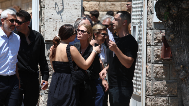 Κηδεία Λορέντζο Καριέρε: Ο συγκλονιστικός επικήδειος του γιου του - Μπαμπά, μου είχες υποσχεθεί ότι θα κακομάθεις τα εγγόνια σου (Εικόνες)