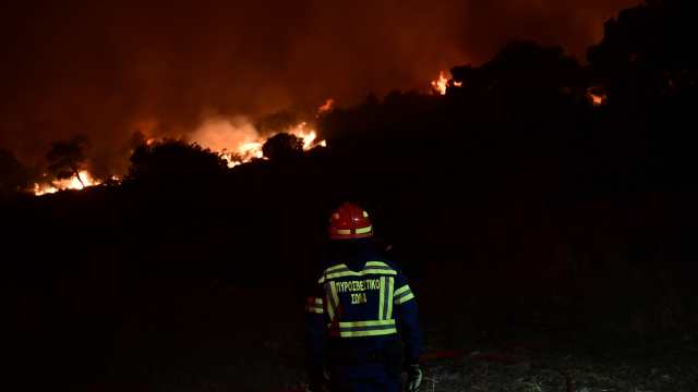 Φωτιά στο Πόρτο Γερμενό: Στον απεγκλωβισμό 12 ανθρώπων προχώρησαν Λιμενικό και Πυροσβεστική