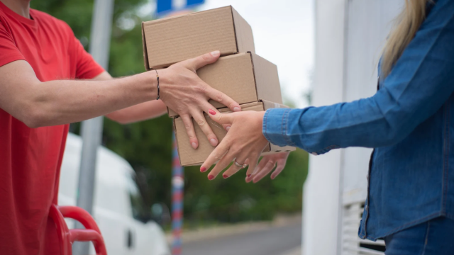 Courier: Ανατροπή με την αντικαταβολή - Παγώνει το σχέδιο για τέλος στα μετρητά