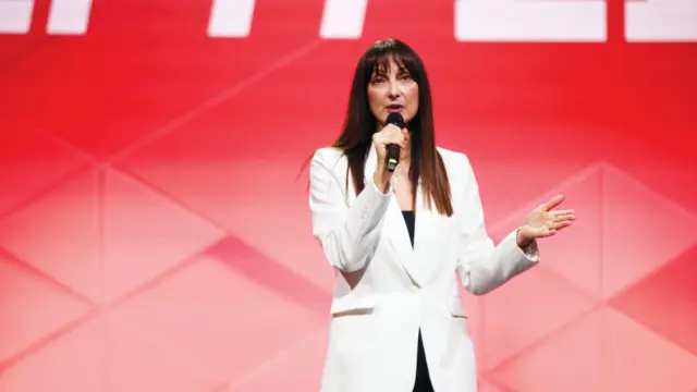 Η Ελενα Κουντουρα έστειλε πασχαλινή κάρτα χωρίς το σήμα του ΣΥΡΙΖΑ