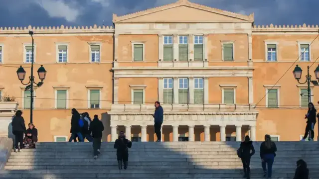 Οι τελευταίες δημοσκοπήσεις δείχνουν ότι οι νέοι άνδρες στρέφονται προς τη Δεξιά - Η αναδυόμενη τάση στην Ελλάδα και το άγχος της ΝΔ