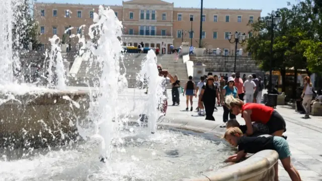 Καιρός: Έρχεται ο πρώτος καύσωνας - Στους 42 βαθμούς θα σκαρφαλώσει ο υδράργυρος, οι περιοχές που θα ψηθούν (Χάρτης)