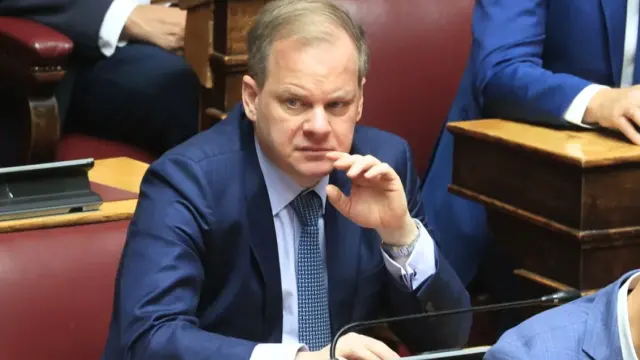 Μέσα στη μέρα ο Καραμανλής ανακοινώνει ότι δεν θα είναι υποψήφιος