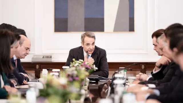 Κυβέρνηση: Επανεκκίνηση μετά τη δύσκολη ψηφοφορία για τις άρσεις ασυλίας - Συνταγματική αναθεώρηση, προσυνέδριο στο Ηράκλειο και σύγκληση της ΚΟ της ΝΔ για να πέσουν οι τόνοι