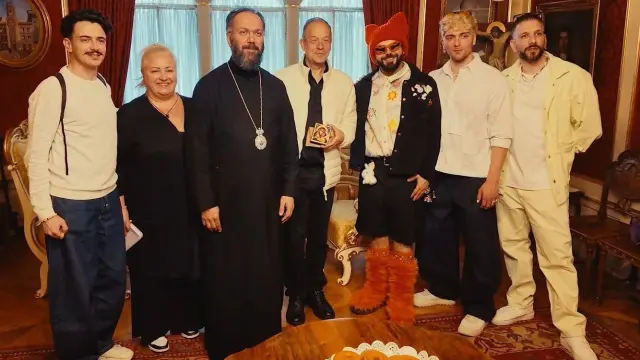Eurovision 2026: Ο Akylas επισκέφτηκε τη Μητρόπολη την Ελληνική Εθνική Σχολή  στην Βιέννη πριν τον ημιτελικό (Βίντεο)