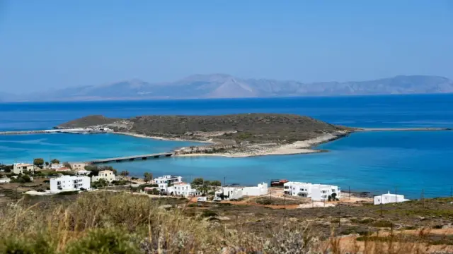 Kythira Pass και Chios Pass 2026: Πώς θα πάρετε επιδότηση έως 300 ευρώ για διακοπές - Μέχρι πότε οι αιτήσεις