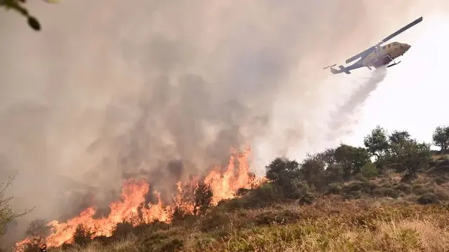 Φωτιά στη Σητεία: Μήνυμα του 112 για ετοιμότητα για εκκένωση - Επιχειρούν εναέρια μέσα