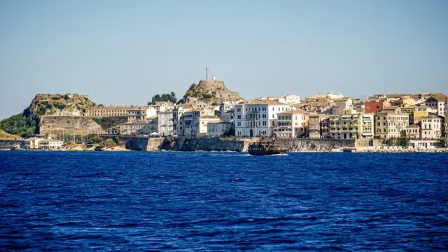Κέρκυρα: Μας αντιμετωπίζουν σαν πορτοφόλια με πόδια- Τι λένε τουρίστες σε έρευνα της Daily Mail για τις χρεώσεις σε μπαρ και εστιατόρια