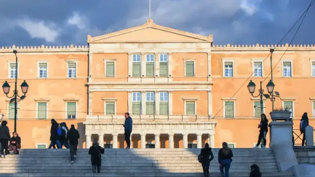 Επιχείρηση Μεσαία Τάξη από την κυβέρνηση στους μισθούς: Ανοίγει νέο μέτωπο πάνω από τον κατώτατο μισθό - Το όπλο των συλλογικών συμβάσεων