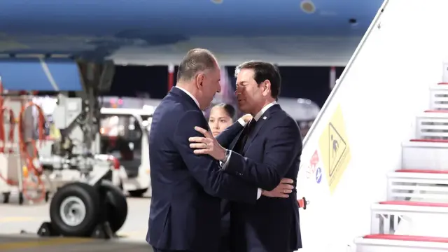 Έφτασε στην Αθήνα ο Μάρκο Ρούμπιο - H θερμή υποδοχή και η αγκαλιά του Γιώργου Γεραπετρίτη (Εικόνες & Βίντεο)