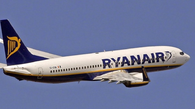 Terrore assoluto sul volo Ryanair di decine di cittadini greci di ritorno dall’Italia (Video)