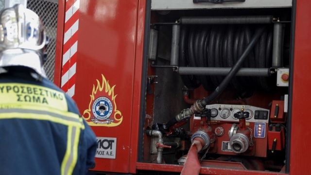 Ελευσίνα: Υπό έλεγχο η φωτιά σε υπόγειο καταστήματος