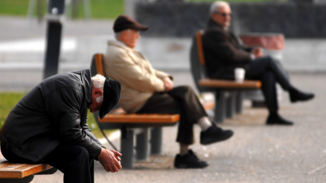 Πώς θα λάβουν τα 250 ευρώ οι σχεδόν 1,5 εκατ. χαμηλοσυνταξιούχοι, ανασφάλιστοι υπερήλικες και ΑμεΑ - Αναλυτικά τα κριτήρια και οι δικαιούχοι