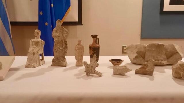 Η Λίνα Μενδώνη στην Ουάσιγκτον: Επαναπατρίζονται μαρμάρινο άγαλμα του Ασκληπιού και είκοσι πέντε αρχαία νομίσματα (Εικόνες)