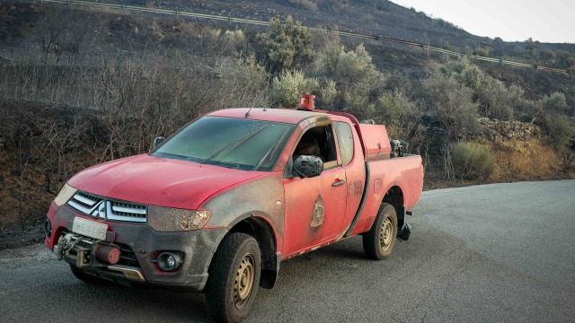 Φωτιά στο Ρέθυμνο: Το όχημα των δύο πυροσβεστών που έπεσαν νεκροί - Συγκλονιστικές εικόνες και βίντεο από το σημείο