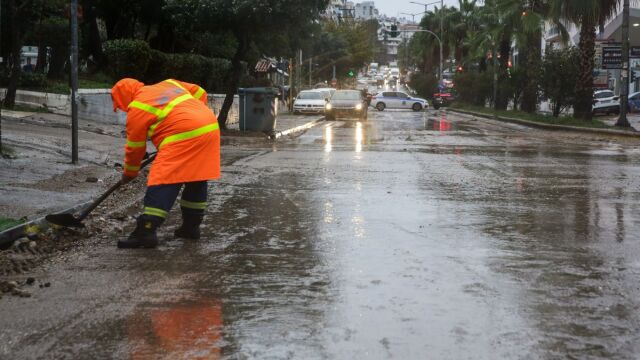 Τι ώρα θα σταματήσει η κακοκαιρία Byron στην Αττική - Πού θα χτυπήσει μετά (Βίντεο)