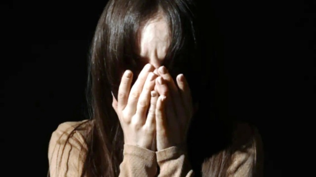 Stupro di gruppo di una ragazza di 13 anni nella toilette davanti al suo ragazzo