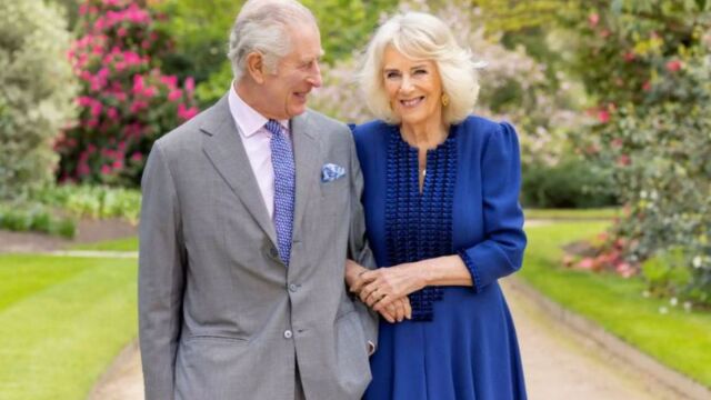 Βασιλιάς Κάρολος: Πόζαρε χαμογελαστός αγκαζέ με την Καμίλα στους κήπους του Μπάκιγχαμ - Γιορτάζουν την 19η επέτειο του γάμου τους