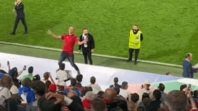 I tifosi albanesi in tribuna durante la partita contro l’Italia