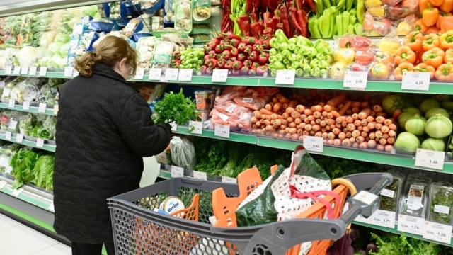 Διπλό χτύπημα κατά της ακρίβειας: Λαϊκές αγορές αποκλειστικά για παραγωγούς χωρίς μεσάζοντες και μπλόκο στις παραπλανητικές εκπτώσεις