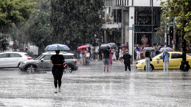 Καιρός: Έντονη κακοκαιρία σε όλη τη χώρα με κρύο, βροχές, καταιγίδες και χαλάζι - Ποιες περιοχές κινδυνεύουν
