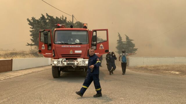 Φωτιά τώρα στο Κορωπί - Ενισχύθηκαν οι πυροσβεστικές δυνάμεις στο Μαρκόπουλο