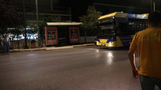 Τροχαίο στο Χαλάνδρι: Αυτοκίνητο έπεσε σε στάση λεωφορείου παρασύροντας τρία άτομα - Σκοτώστε με, μαχαιρώστε με φώναζε αιμόφυρτος ο οδηγός (Εικόνες)
