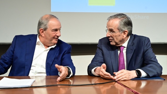 Το συναπάντημα του Τσιπροκαραμανλισμού στο Πολεμικό Μουσείο, οι γιοι Καραμανλή και Σαμαρά που εκπέμπουν μήνυμα για το μέλλον και η αποδοκιμασία των βουλευτών