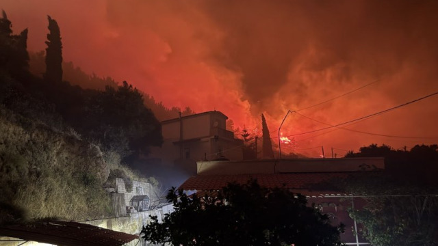 Φωτιά στη Χίο: Δύσκολη νύχτα με τα τρία πύρινα μέτωπα ενεργά, κοντά σε σπίτια οι φλόγες - Μεγάλη κινητοποίηση της πυροσβεστικής (Εικόνες & Βίντεο)