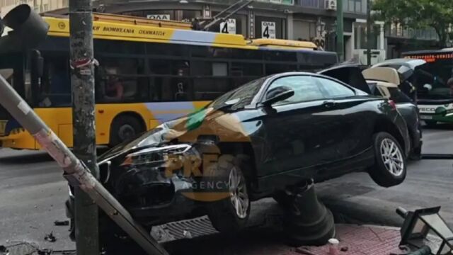 Σοβαρό τροχαίο στην Ακαδημίας: Σύγκρουση με τραυματίες λόγω παραβίασης φαναριού