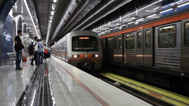 Συνελήφθη άνδρας που άρχισε να γρονθοκοπεί τουρίστα στο μετρό - Ακινητοποίηση του συρμού και μήνυση από τη ΣΤΑΣΥ