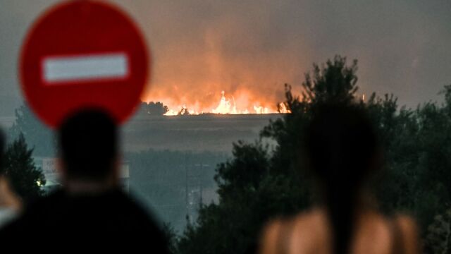Κόλαση φωτιάς: Εκκενώνεται η Κάτω Αχαΐα, καίγονται σπίτια και εργοστάσια στη ΒΙΠΕ (Βίντεο)