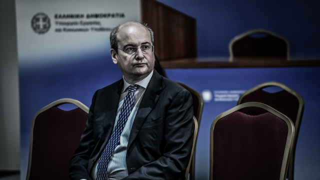 Ερωτήματα για τις συμβάσεις της συζύγου του Κωστή Χατζηδάκη με το Πανεπιστήμιο Αθηνών - Αντιφάσεις και κενά στις απαντήσεις του αντιπροέδρου της κυβέρνησης (Έγγραφα)