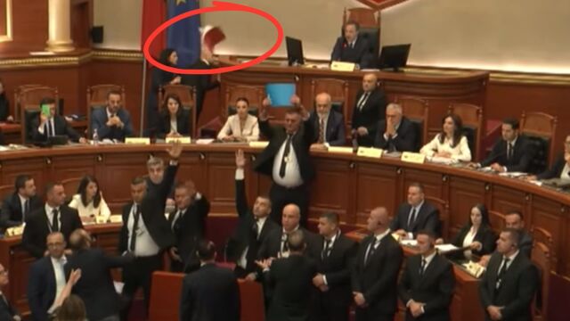 Ροντέο η αλβανική Βουλή για το ρομπότ υπουργό Diella με Τεχνητή Νοημοσύνη: Πέταξαν το Σύνταγμα στον Έντι Ράμα (Βίντεο)