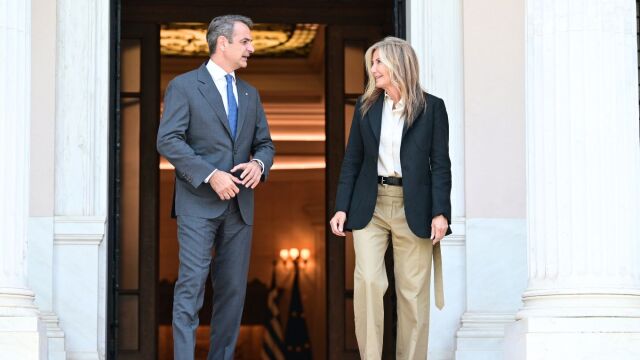 Το διήμερο Μητσοτάκη στα Χανιά, η διαφορετική πτήση της Μαρέβας και to incognito στυλ του πρωθυπουργού στον... αέρα